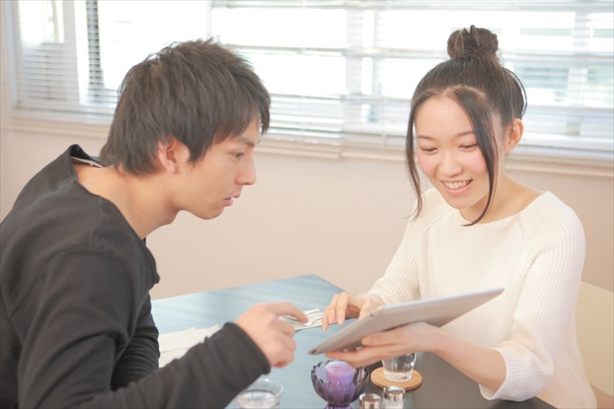 メニュー選びをするカップル