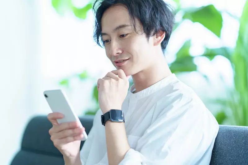 スマホをいじるイケメン