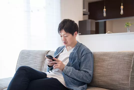 スマホをいじる男性