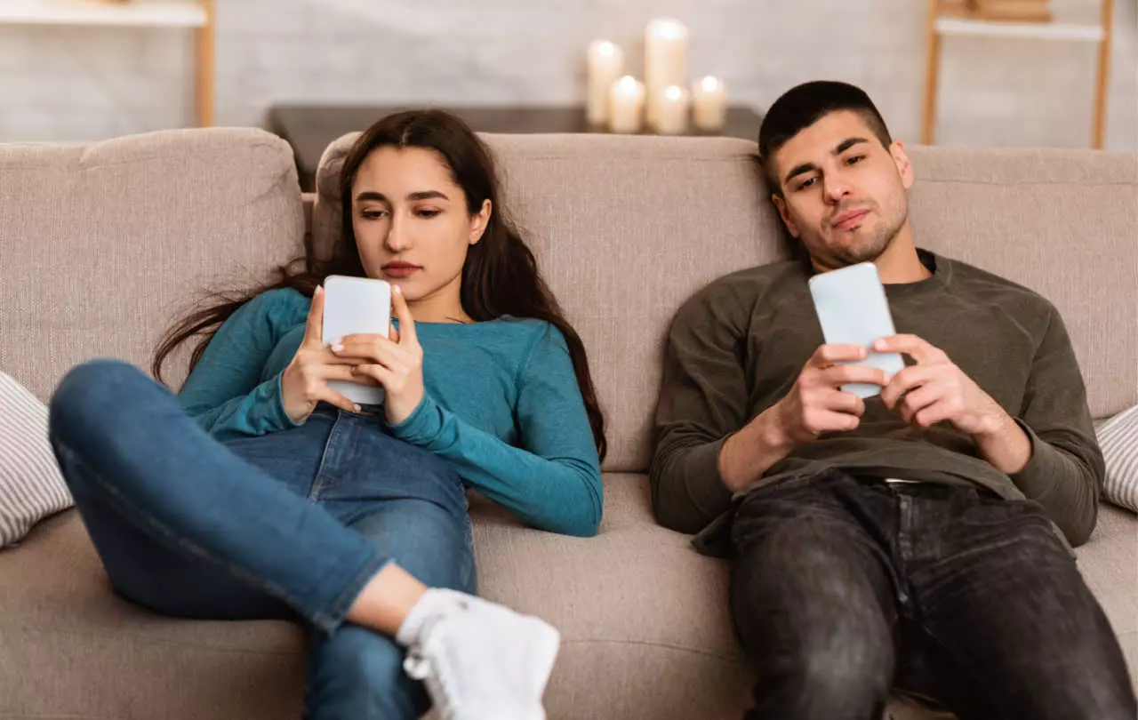 スマホをいじる人