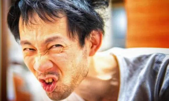 怪訝な表情をする男