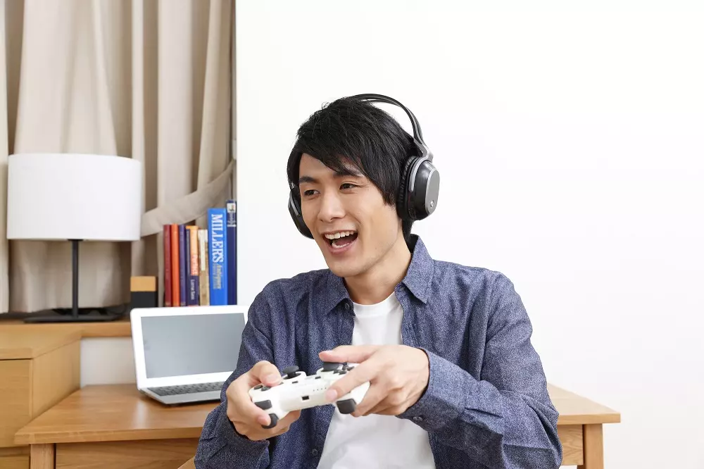 ゲームする男性