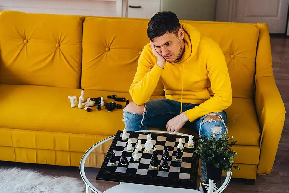 チェスをする男