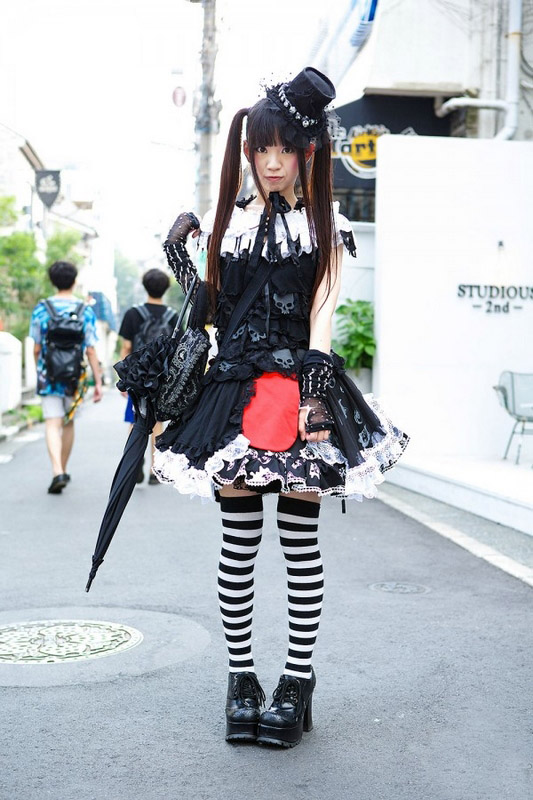 奇抜なファッションの女子