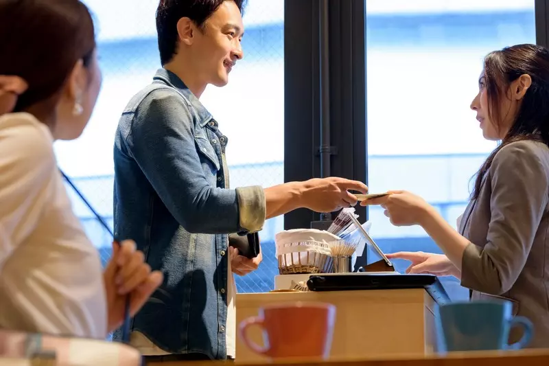 デートで会計をする男