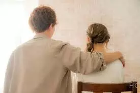 ボディタッチする男