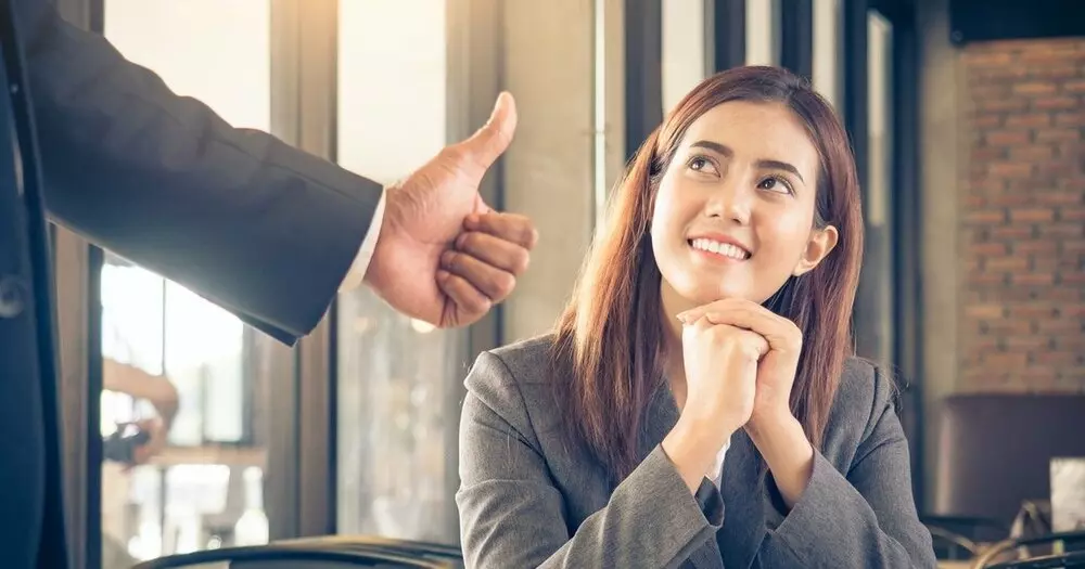 女性をほめる男性