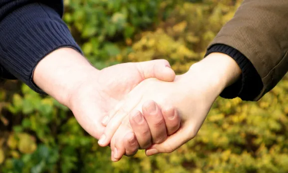手つなぎする男女