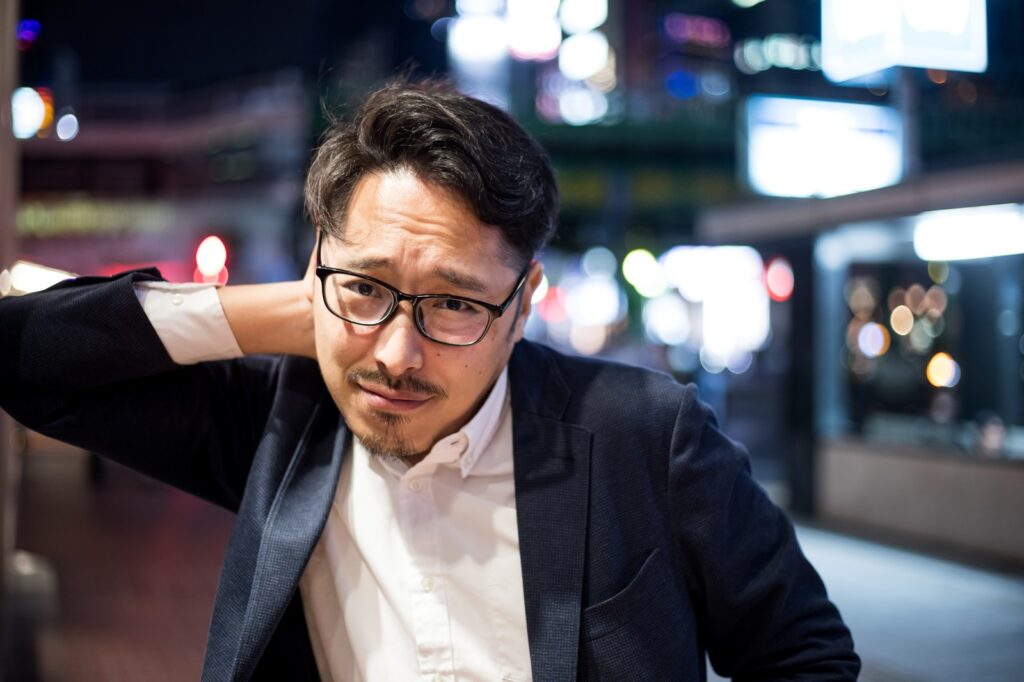 人に不快感を与える男