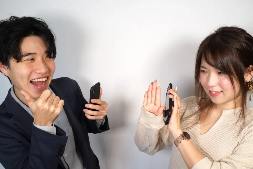 断っている女性