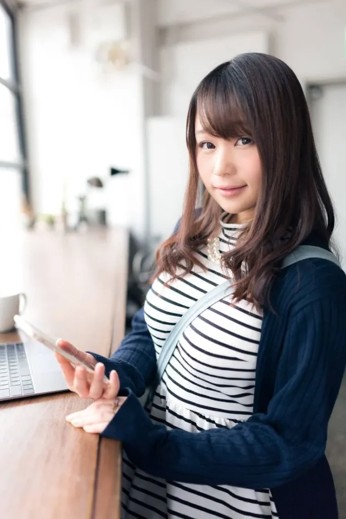 目を合わせようとする女性