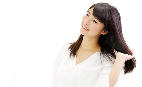 髪をいじる女性