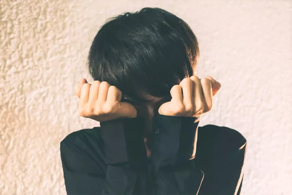 恥ずかしがる男