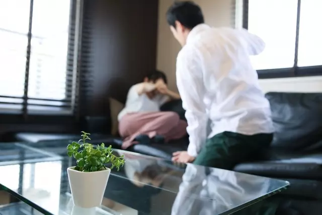 DVを受ける女性