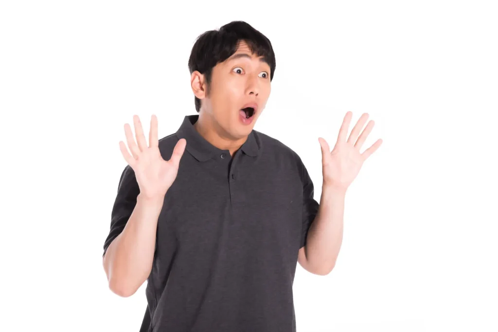 驚くオーバーリアクションをする男性