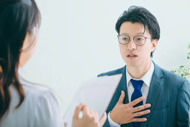 軽い自己開示をする男性