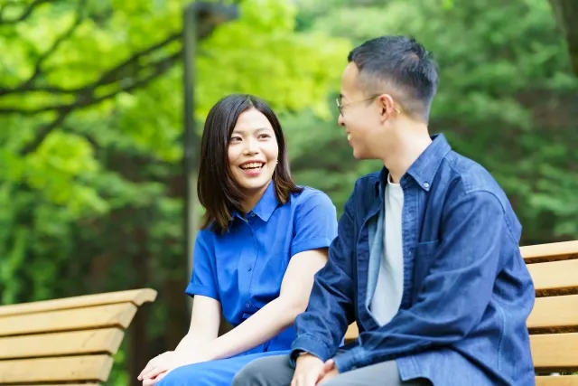 自分の意見や感想を言う男性