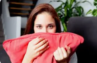 回りを気にする女子