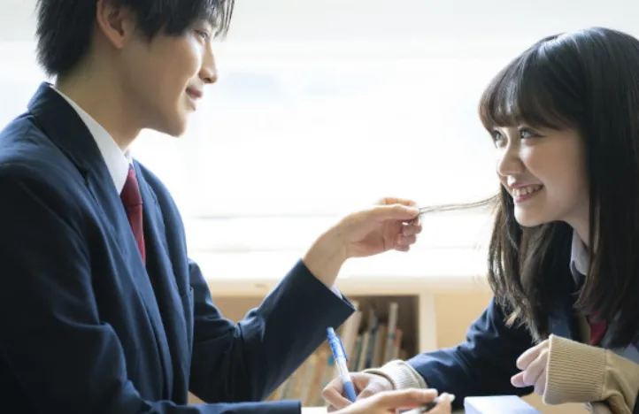 学校で出会った男女