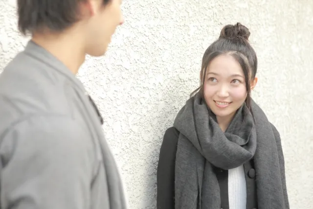 ナンパをする男性とそれに応じる女性