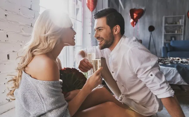 シャンパンで乾杯する男女