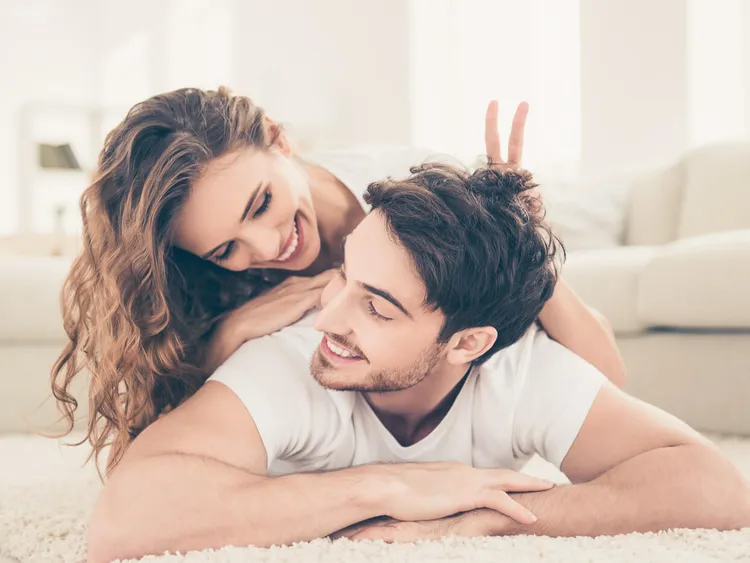 カーペットの上で抱き合う男女