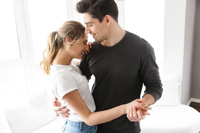 手を取り合う男女