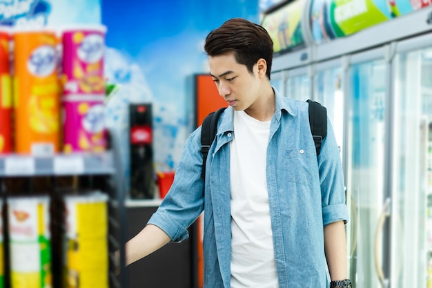 コンビニで買い物する人