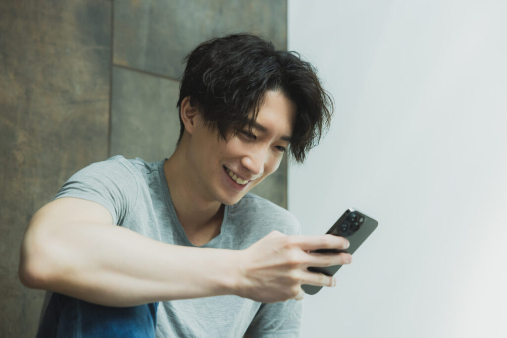 スマホで連絡する男