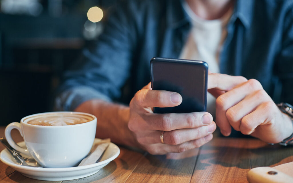 スマホいじる男性