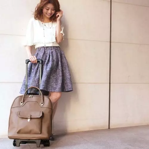 キャリーケースを引く女