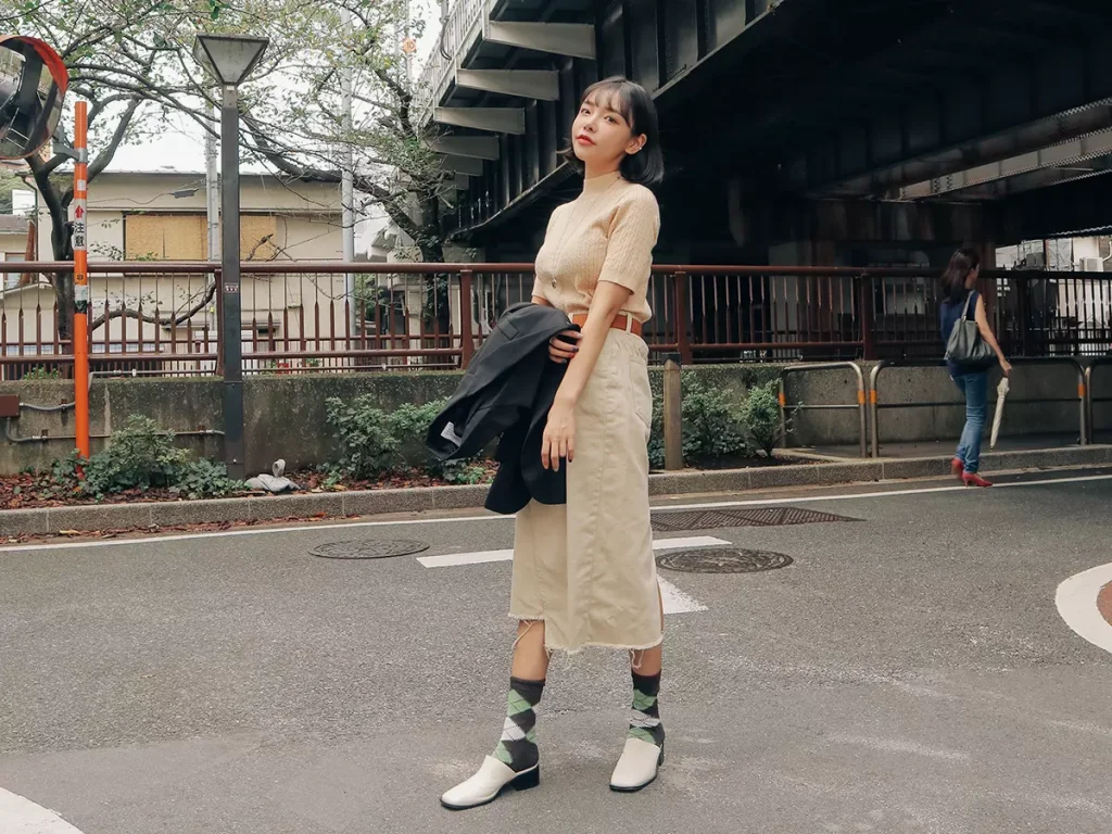 ゆっくり歩く女