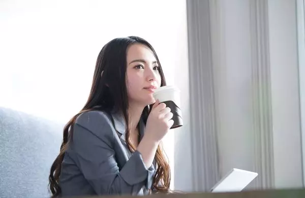 暇をつぶしたい美女