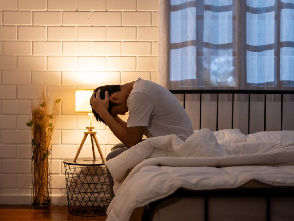 ベッドに座る男