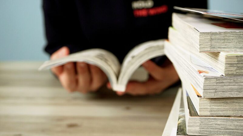 漫画を読む男性