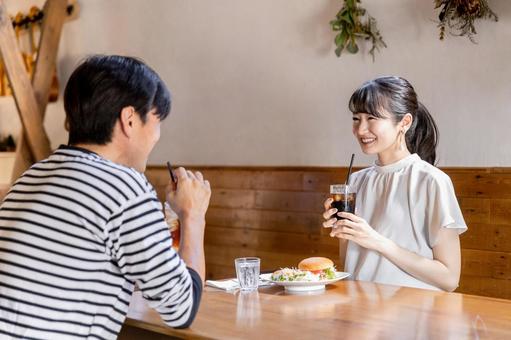 会話を楽しむ女性