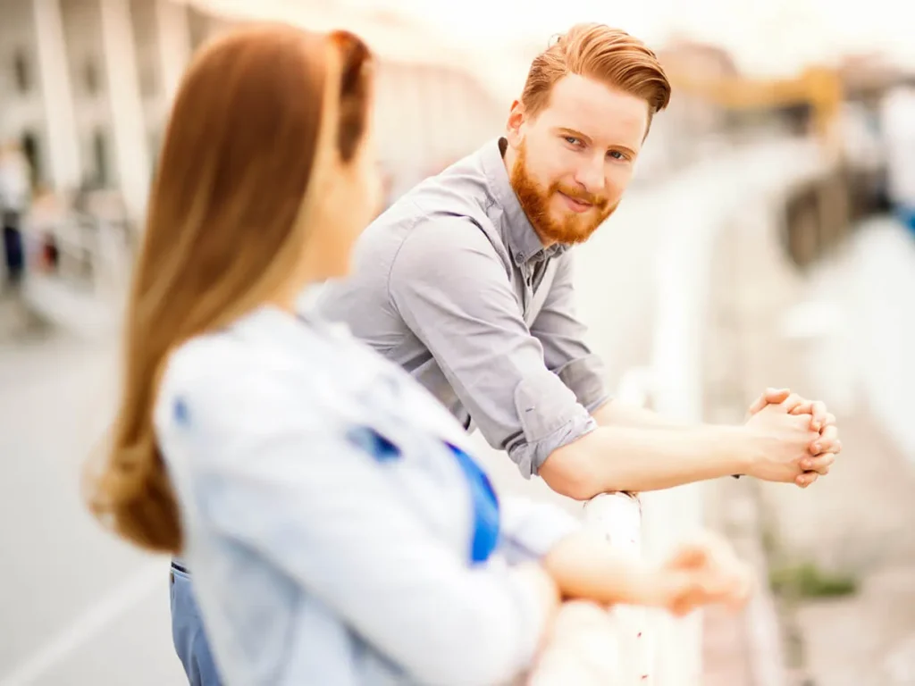 女性に声かけする男性