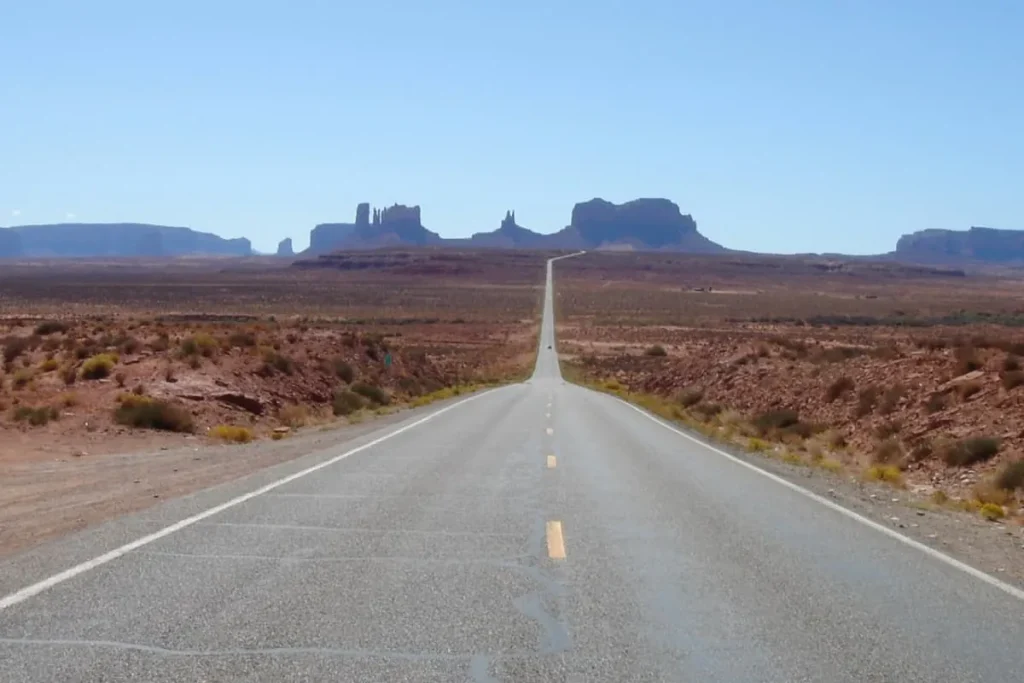 アメリカのどこまでも続いていく舗装路