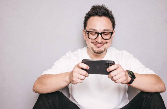 ゲームをする男性