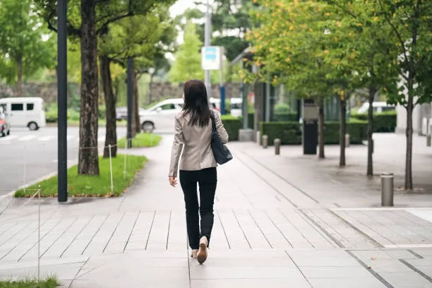 歩く女性の後ろ姿