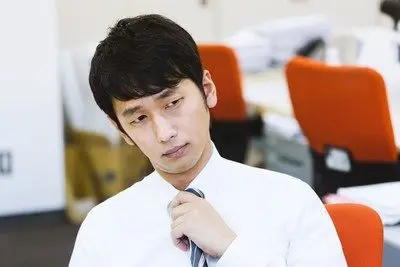 首をかしげる男性