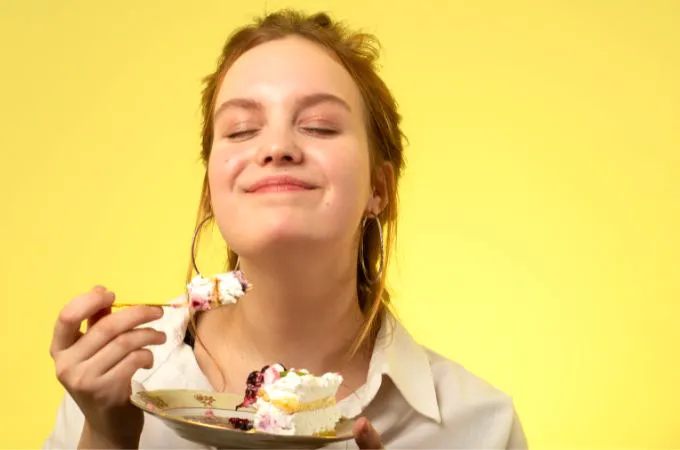 ご褒美にケーキを美味しそうに食べる女性