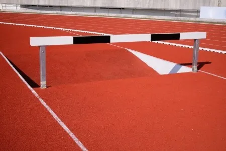 陸上トラック上の低いハードル