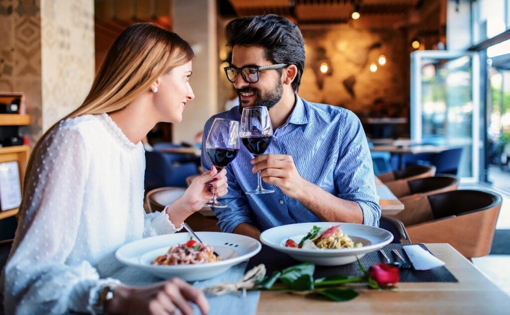 盛り上がる男女