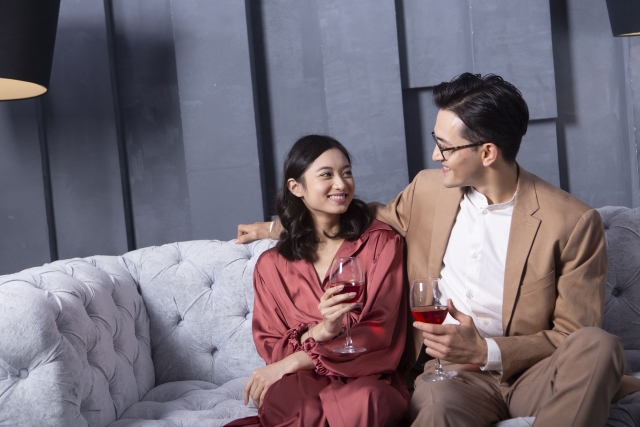 距離を縮める男女