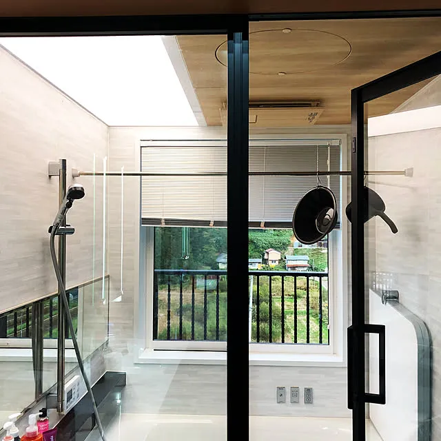 ガラス張りの浴室