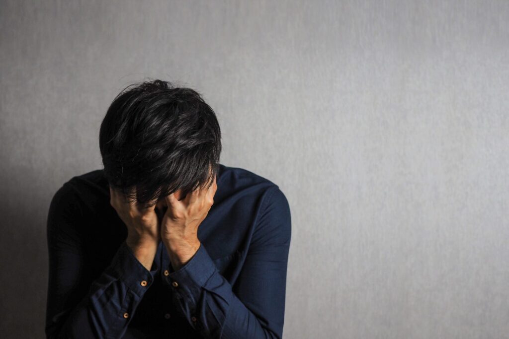 落ち込む男性