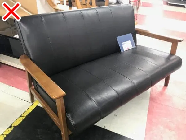 木製肘置きのあるソファー