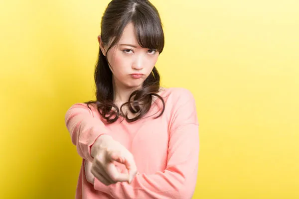 いじられてむっとする女性