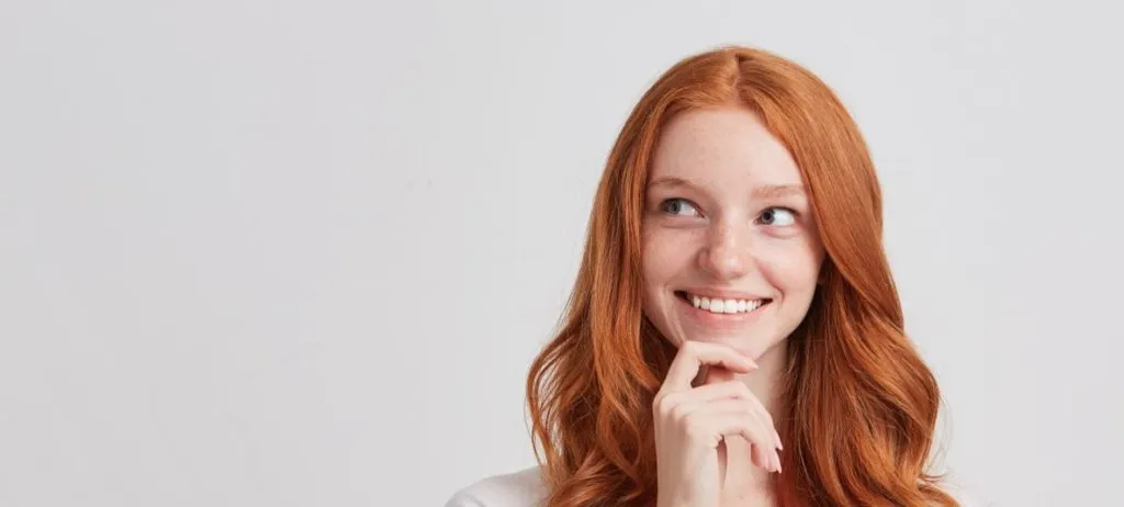 感情を動かし微笑む外国人女性